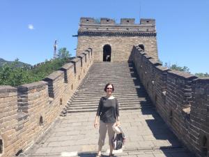 Ana Candida Perez em viagem onde conheceu Muralha da China. Ana fez esta viagem durante o período em que foi cônsul-geral em Xangai.